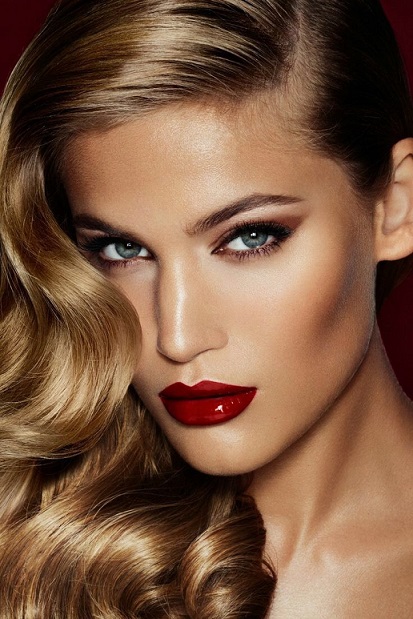 Classic Gold Smokey Eyes and Red Lips Combination