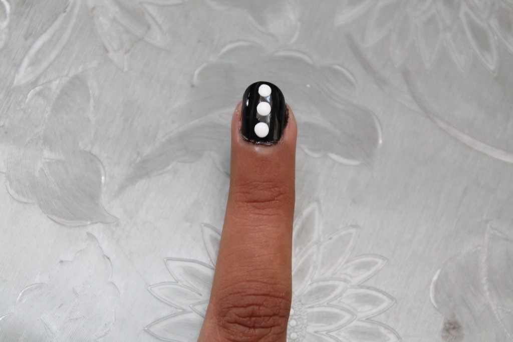 Nail Art for Short Nails-Black and White Dotticure