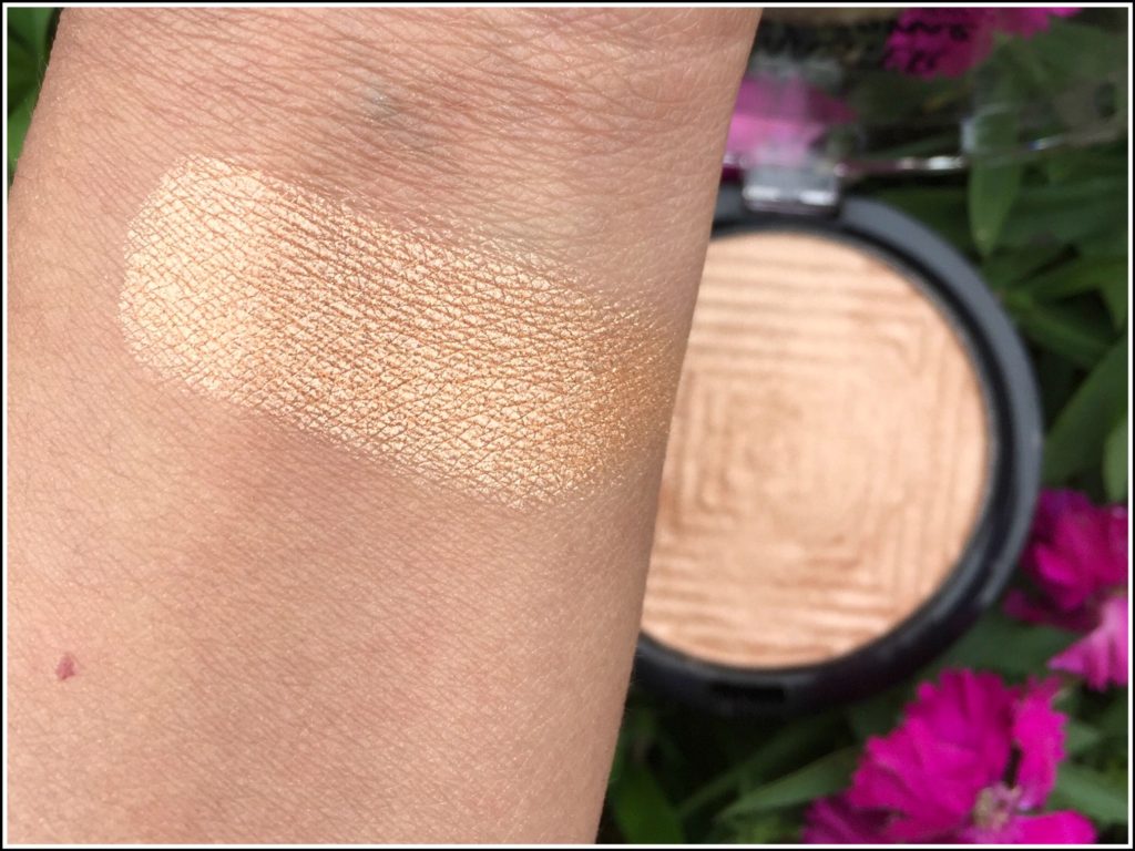 Maybelline New York Face Studio Master Chrome Metallic Highlighter - Molten Gold: Review & Swatches